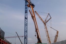 Автобетононасос приступает к заливке фундамента на строительстве АЭС