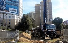 Насос заливает фундамент кафе возле метро Пушкинская в условиях дефицита пространства