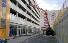 Подача бетона через узкий проем окна парковки